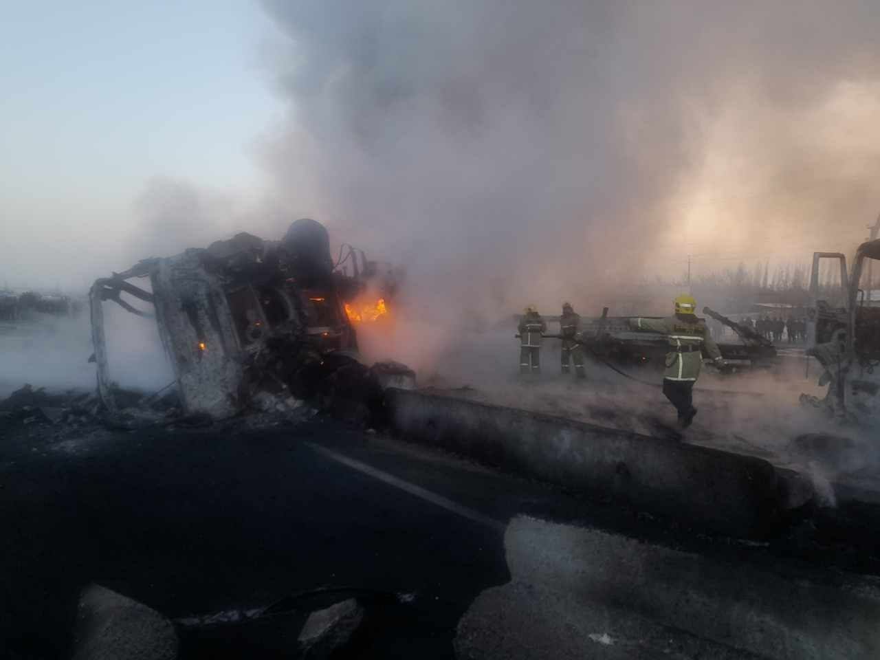 В Намангане столкнулись три грузовика, груженные горючей продукцией: есть погибшие