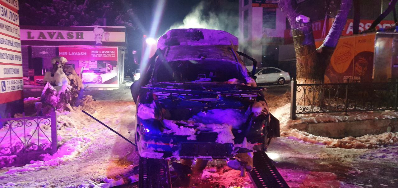 В Юнусабадском районе Kia влетела в бетонное заграждение: авто перевернулось и загорелось