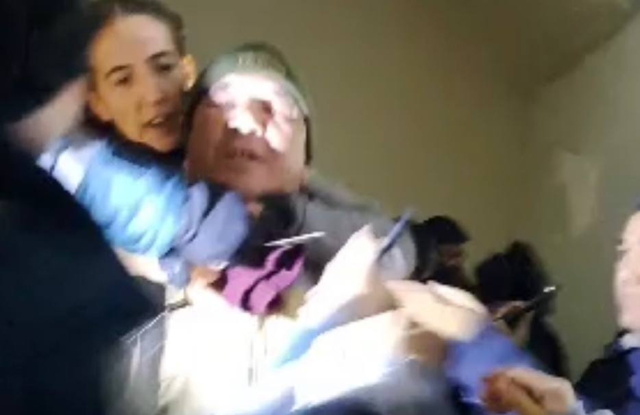 В Чирчике разгневанные жители ворвались в РЭС: женщина подставила нож к горлу электрика