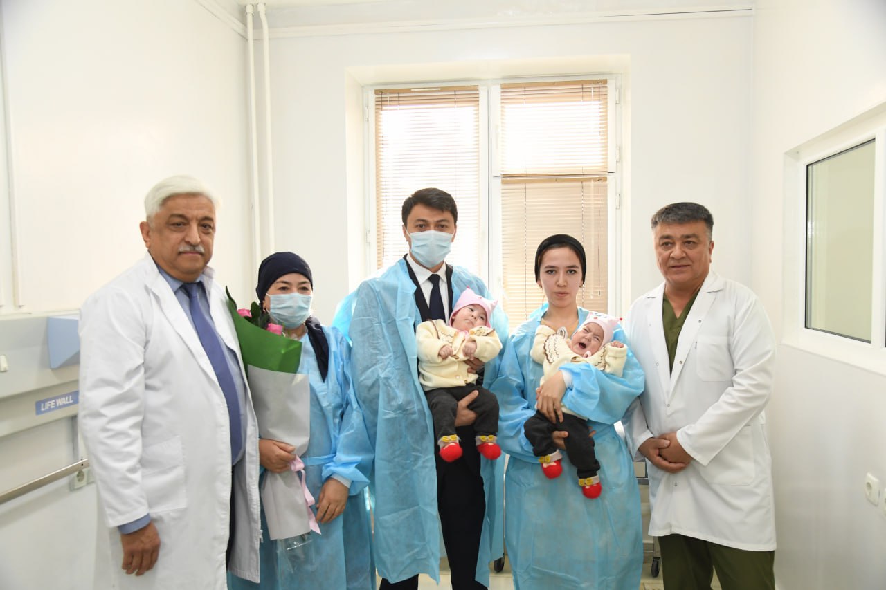 В Узбекистане впервые разделили сиамских близнецов: родители двойняшек приехали из Кыргызстана