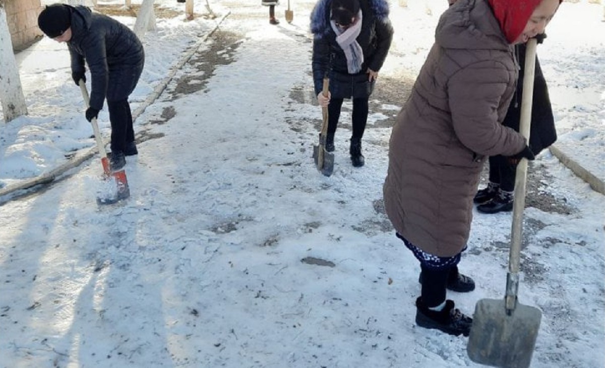 В Ангрене прокурор возмутился снегом и льдом возле школы и созвал учителей на уборку