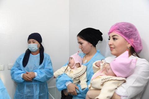 «Доверяли им до последней минуты»: Бабушка сиамских близнецов поблагодарила узбекских врачей