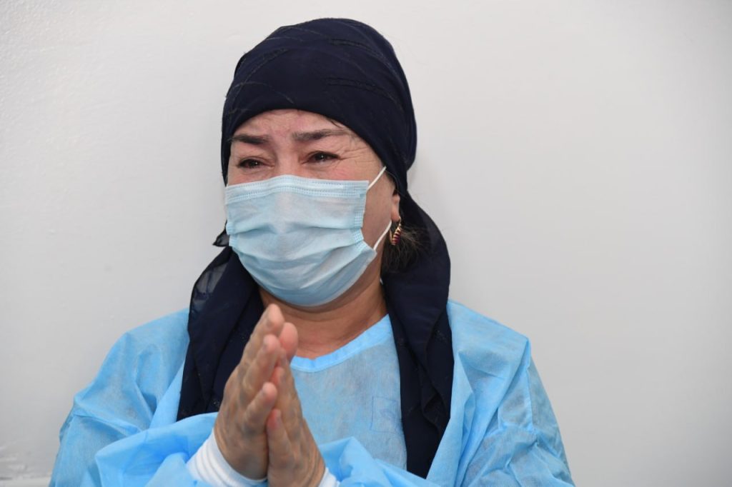 «Доверяли им до последней минуты»: Бабушка сиамских близнецов поблагодарила узбекских врачей