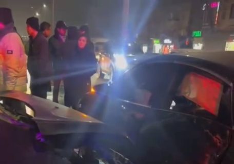 В Ташкенте столкнулись сразу три автомобиля