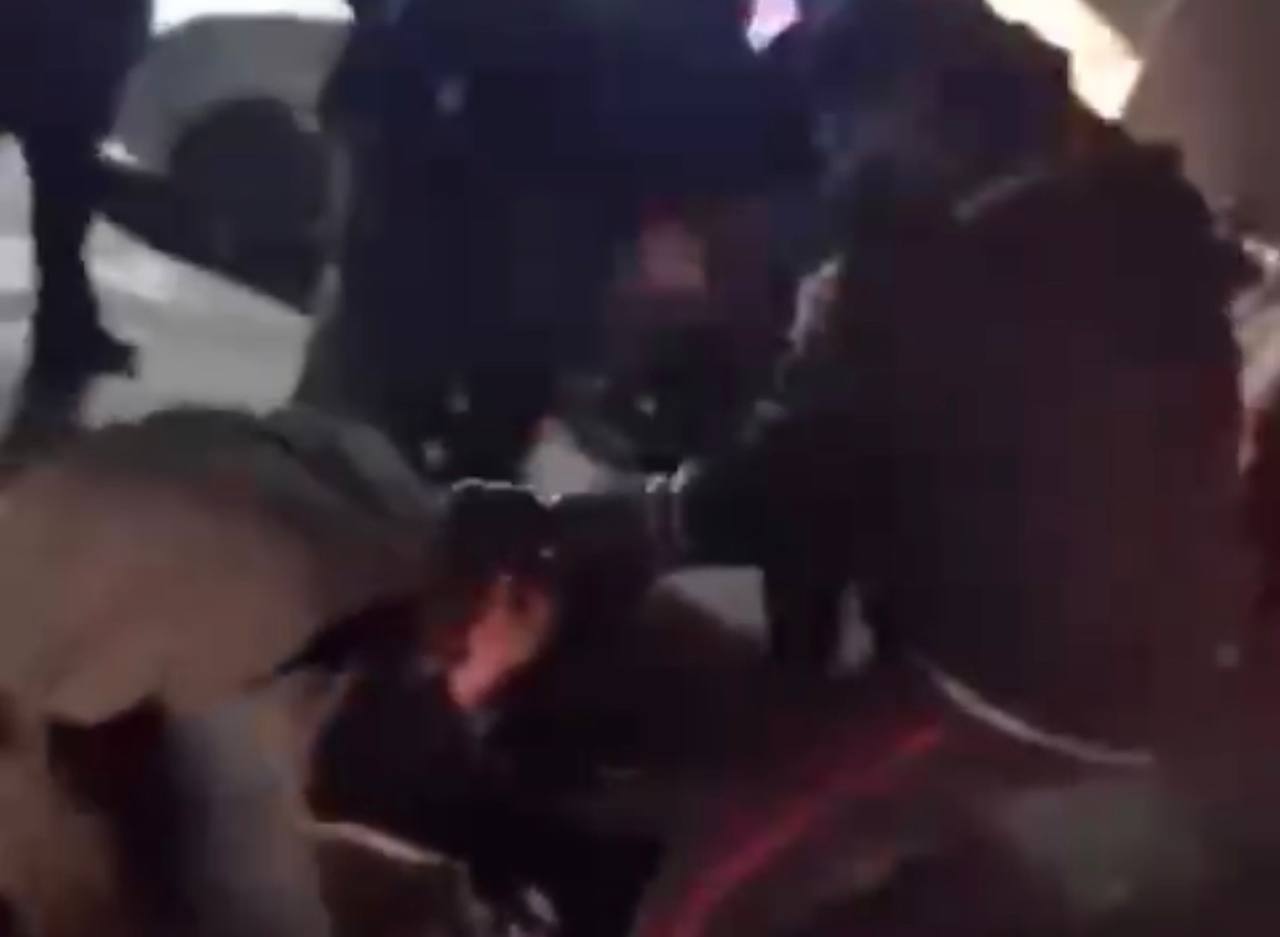 В Андижане на заправке сотрудник ППС избил ногами водителя при задержании