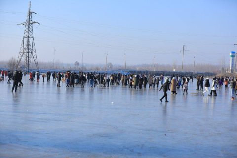 Опасно для жизни: узбекистанцев призвали не ходить по льду и не кататься на коньках