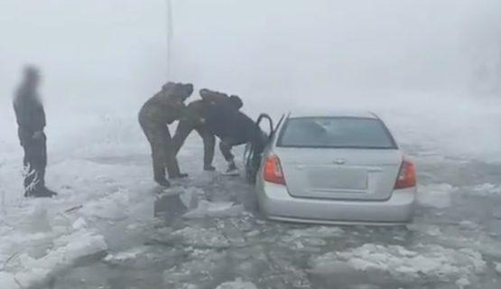В Ташобласти автомобиль Lacetti провалился под лед в огромной луже
