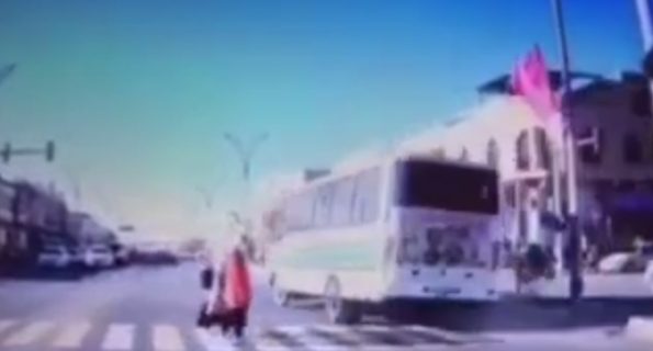 В Самарканде автобус пронесся на «красный свет», чуть не сбив пешеходов — видео