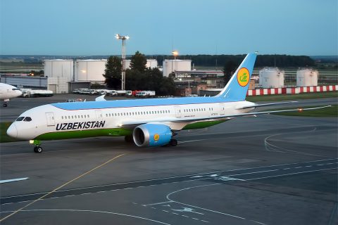 Два рейса узбекской авиалинии задержали из-за плохого самочувствия пассажиров