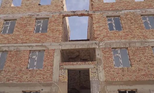 В Каракалпакстане в строящемся доме обрушились лестницы