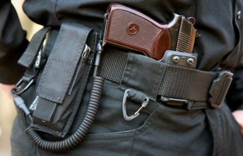 В Астане узбекистанец украл из полицейского управления пистолет, который забыли в туалете