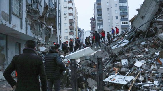 В Турции зафиксировали еще одно мощное землетрясение: магнитуда составила почти восемь