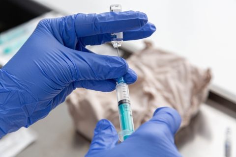 Вакцину от коронавируса теперь можно хранить при комнатной температуре