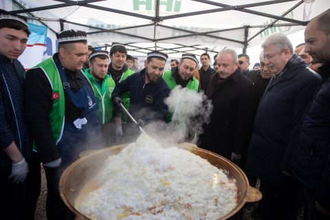 Глава парламента Турции поблагодарил узбекских добровольцев за помощь и готовку плова