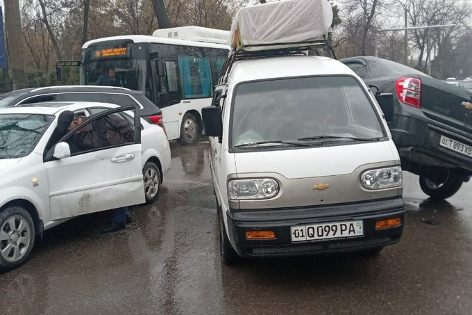 В Ташкенте произошло крупное ДТП: разбилось пять автомобилей