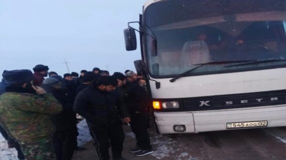 В Казахстане спасли десятки узбекистанцев, застрявших в автобусе между Алматы и Ташкентом
