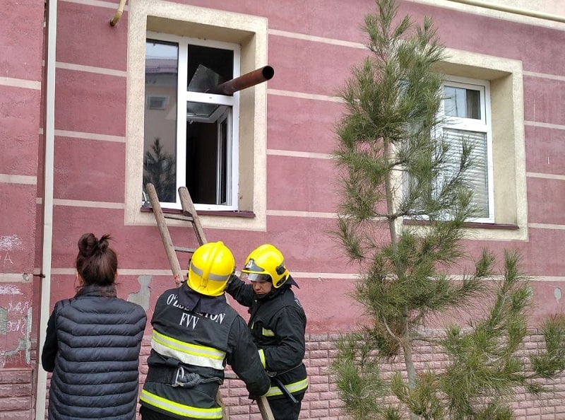 В Андижане четырехлетнюю девочку по неосторожности заперли в квартире