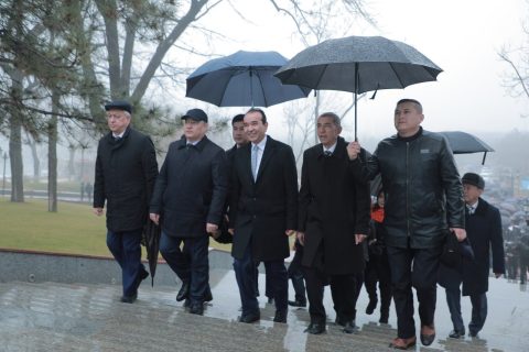 Министр культуры и туризма возложил цветы к памятнику Алишера Навои