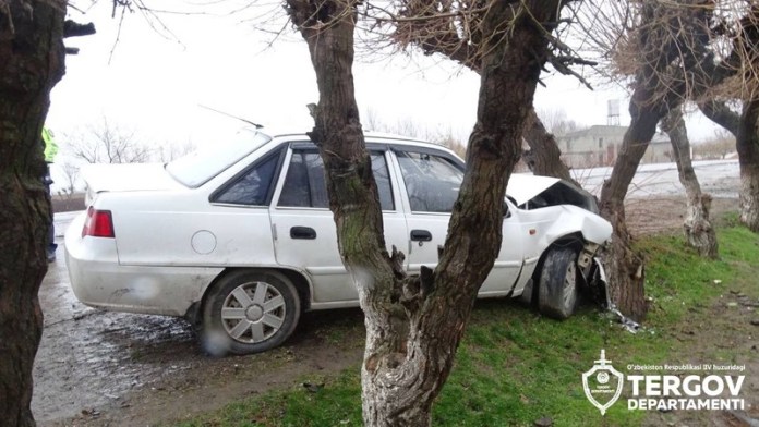 В Самарканде парень на угнанной машине врезался в дерево