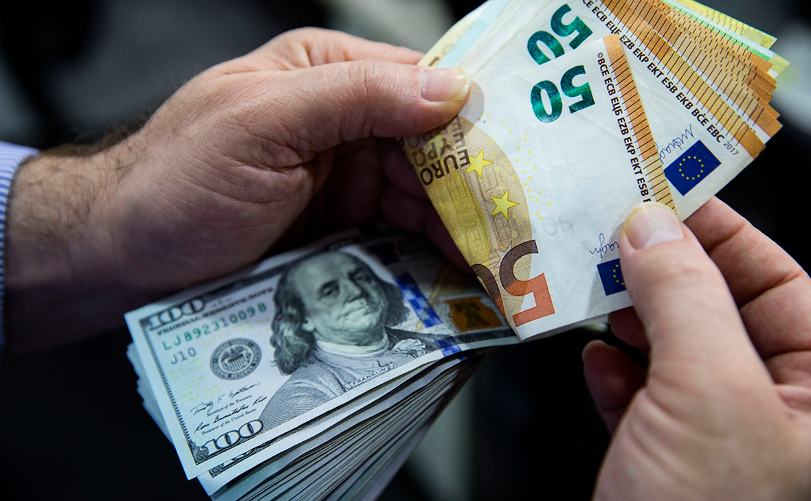 Доллар и евро взлетели в цене