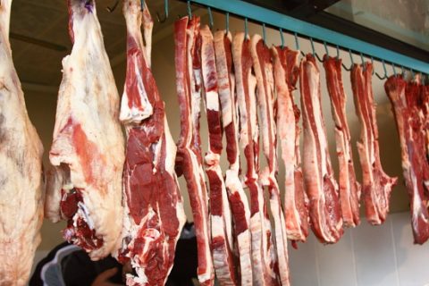 Кыргызстан отменил запрет на ввоз мяса и скота из Узбекистана