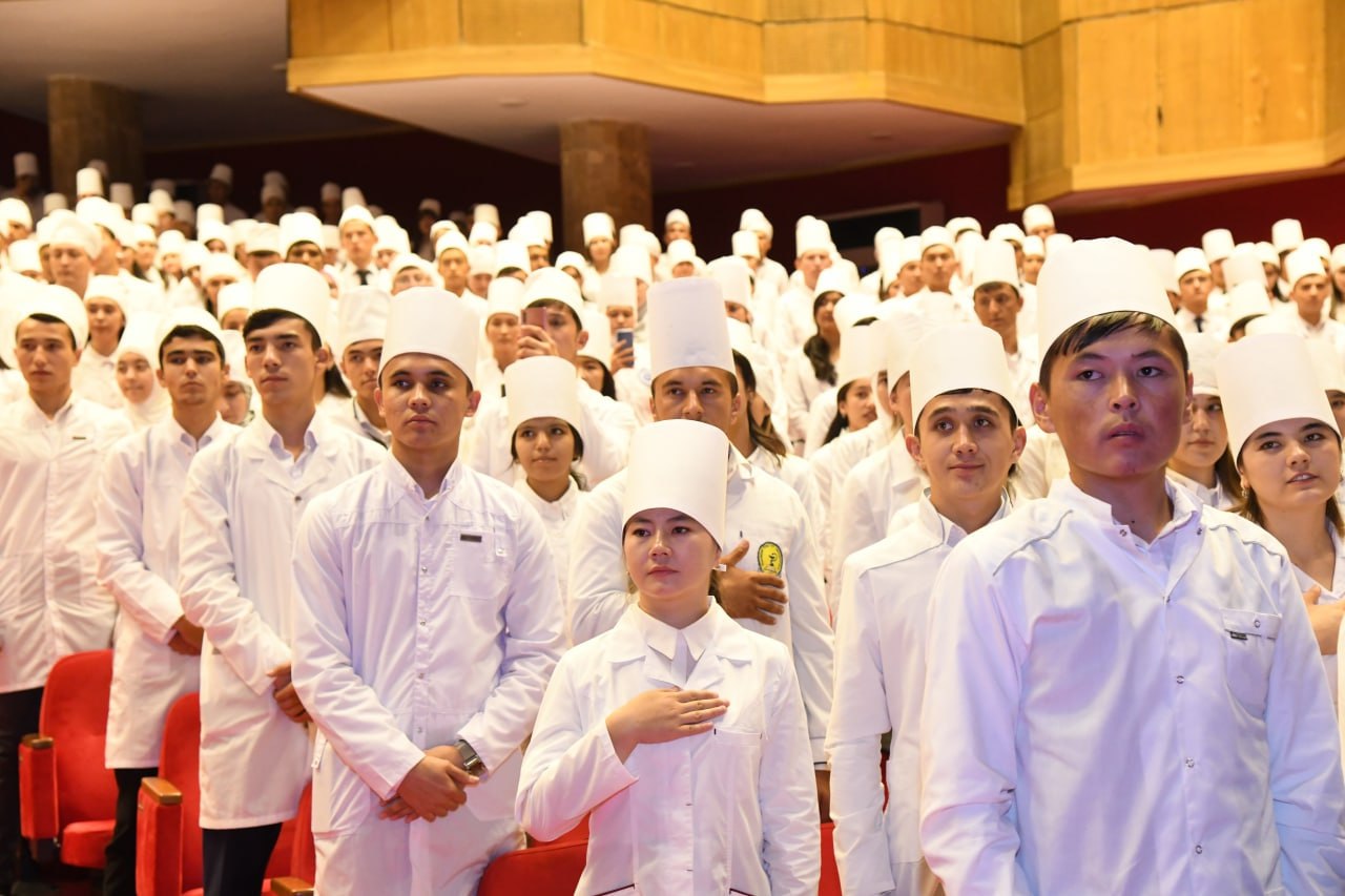 Тысяча иностранцев будет учить узбекских медиков