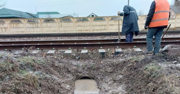 В Узбекистане оползень сошел на железную дорогу: приостановлено несколько рейсов