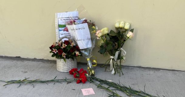 Жители Ташкента принесли цветы к посольству Турции