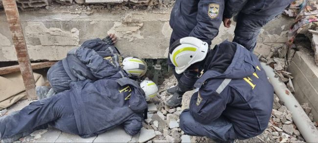 Сотрудники МЧС Узбекистана спасли девять человек из-под завалов в Турции
