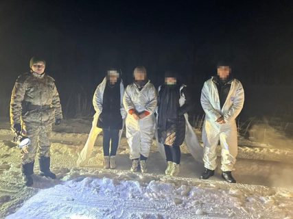 Четыре узбекистанца пытались проникнуть из Казахстана в Россию в маскировочных костюмах