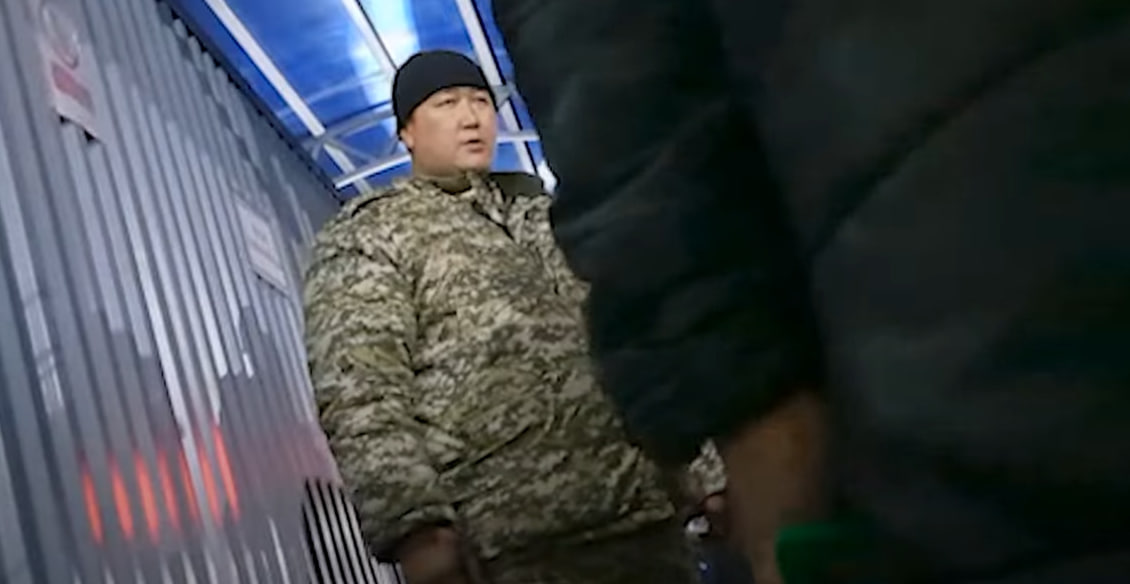 Журналист показал, как на границе с Кыргызстаном у узбекистанцев вымогают деньги
