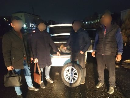 Трое парней украли колёса и уехали их продавать в другой город
