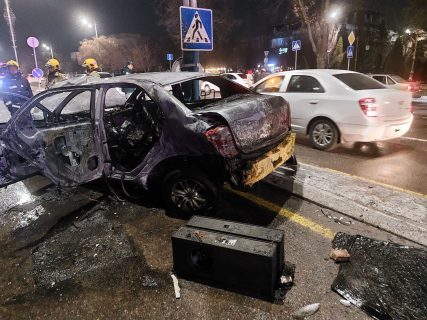 В Ташкенте столкнулись четыре автомобиля: один из них вспыхнул