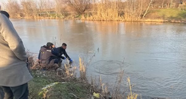 В Ташобласти автомобиль «Волга» вылетел в канал: водитель не смог выбраться из салона