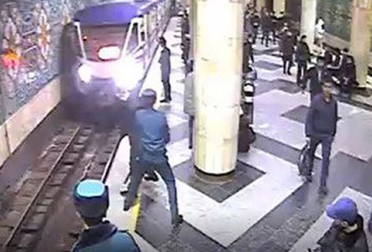 Парень пытался прыгнуть под поезд