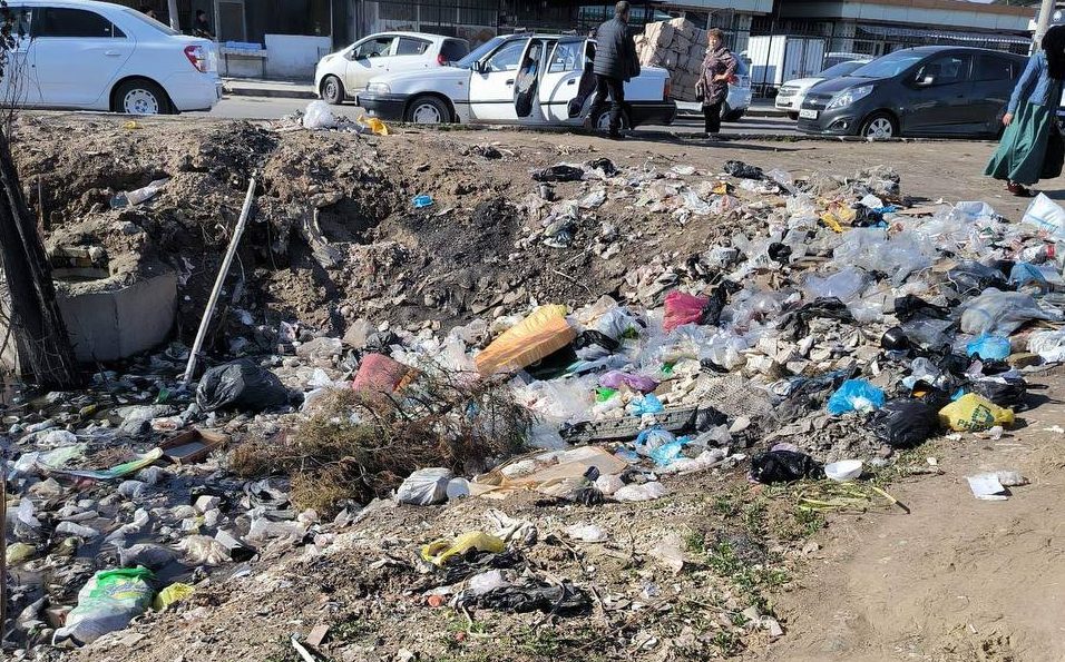 В Ташкенте жители возле Посудного рынка разбили «мусорную реку»