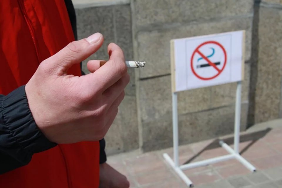 Минюст напомнил о штрафах за курение на рабочем месте