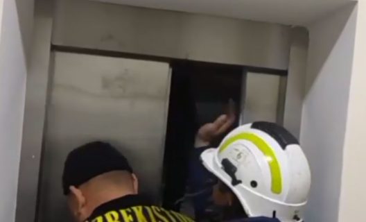 В Нукусе мать с ребенком застряли в лифте