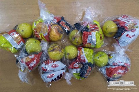 Бесплатное питание: детям в школах выдали гнилые яблоки и сладости с червяками