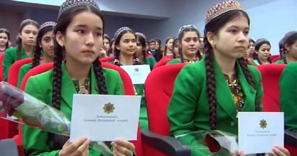 В Туркменистане женщины получат по три доллара в честь 8 марта
