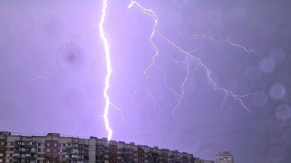 В Ташкенте молния ударила в школу — видео