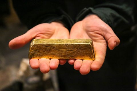Кыргызстан на полгода запретил вывозить драгоценные металлы