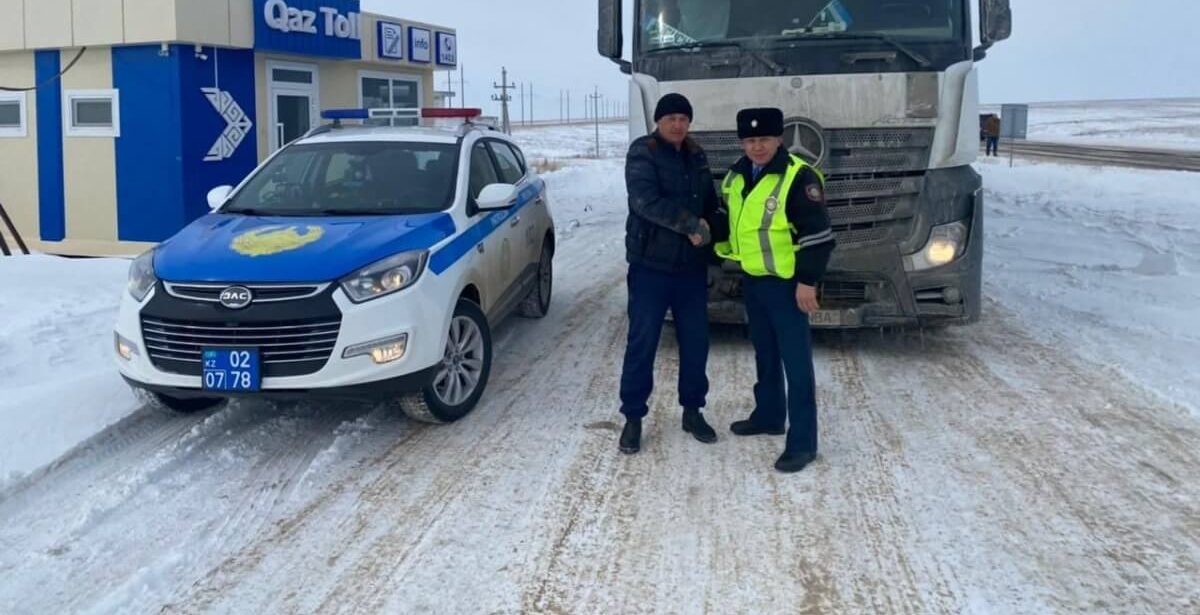 В Казахстане полицейские выручили водителя из Узбекистана