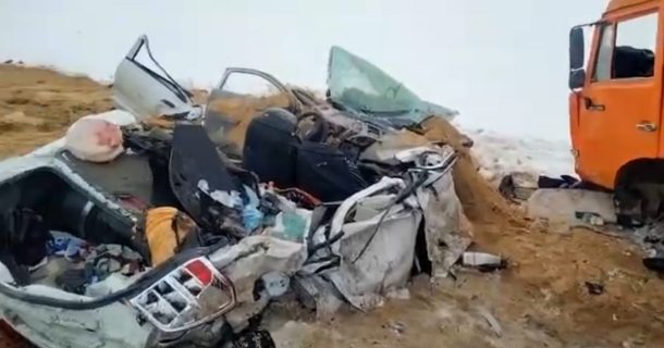 В Казахстане грузовик разворотил Cobalt: четыре узбекистанца погибли на месте