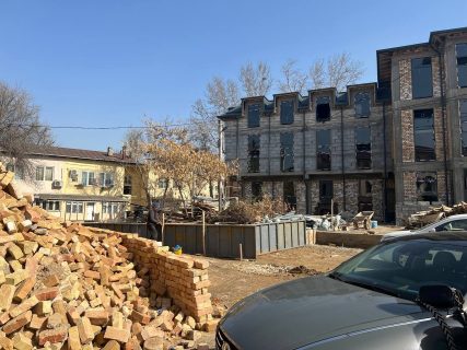В Ташкенте вырубили десятки деревьев из-за стройки