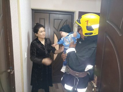 В Ташобласти спасатели вызволили запертого в квартире годовалого ребенка