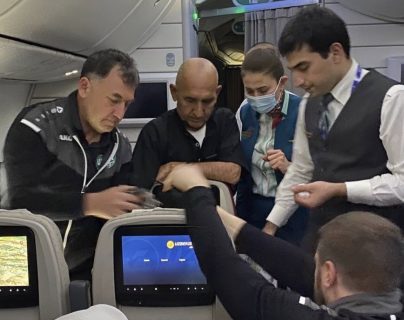 Врач сборной Узбекистана по футболу спас жизнь пенсионеру в самолете