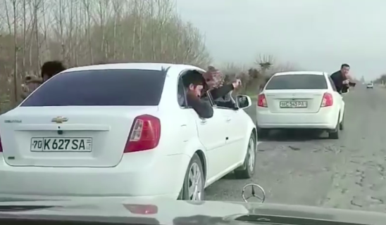 В Кашкадарье друзья жениха высунулись из автомобиля и разбрасывали деньги — видео 