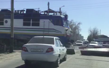 В Ташкенте водители выехали на «встречку» на ж/д переезде — видео