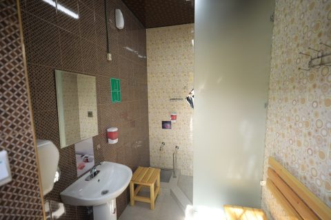 В Ташкенте открыли первый умный туалет с душевой кабинкой